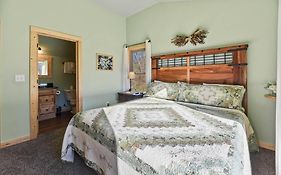 Walnut Ridge Cabin. Sleeps 7-11! Hot Tub, Pool Table, Minutes To Downtown Gatlinburg!